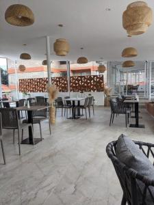 een restaurant met tafels en stoelen in een kamer bij The L Suite Apartment in Nairobi