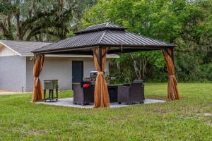 a gazebo with a grill in a yard at Winter Special Near Springs Spa Game Room Yard Spa EV in Crystal River