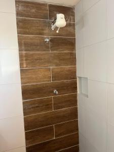 een badkamer met een douche en houten tegels bij Pousada Casa Grande in Arcoverde +65 foto's