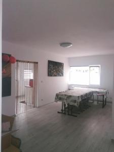 ビストリツァにあるArt Studio BNのテーブルと窓のある空の部屋
