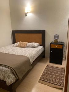 une petite chambre avec un lit et une table de chevet dans l'établissement Neus del Pas, au Pas de la Case