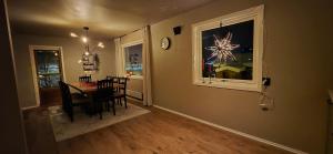 Un comedor con una mesa y una ventana. en Villa Aurora Casita, en Tromsø