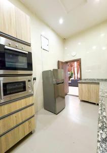 Η κουζίνα ή μικρή κουζίνα στο Kemson 4BR Stylish Home - VGC Lekki