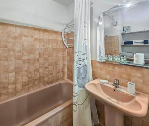 een badkamer met een wastafel en een ligbad bij Horizon sérénité - in Deauville +22 foto's