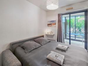 een slaapkamer met een bed met twee kussens erop bij Horizon sérénité - in Deauville