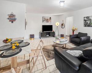 een woonkamer met een bank en een tafel bij Horizon sérénité - in Deauville