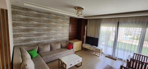 Una sala de estar con un sofá y un televisor. en Azha Sokhna Villa for rent 3 bedrooms, en Ain Sokhna