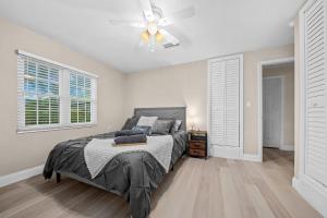 a bedroom with a bed and a ceiling fan at Relaxing, Cozy 3BR Pool Home with King Suite! in Ocala +46 photos