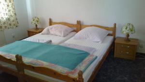 1 dormitorio con 2 camas y 2 mesitas de noche en Trzecie Jezioro en Szypliszki