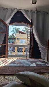 una cama con dosel en una habitación con vistas en RustiCity, en São Paulo