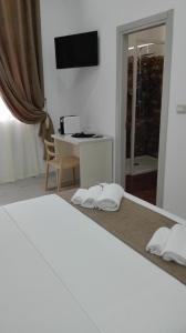 A bed or beds in a room at Brilliant Camere