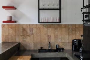 Nhà bếp/bếp nhỏ tại 1-Bedroom Villa, high Speed wifi, pool and garden,