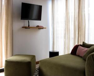 TV/trung tâm giải trí tại 1-Bedroom Villa, high Speed wifi, pool and garden,