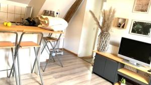 a room with a desk with a computer on a table at Tres Agréable logement a Vierzon, parking gratuit a proximite' in Vierzon