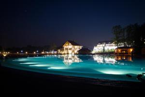 Hotel Molo Resort内部或周边的泳池