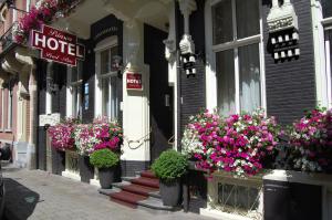 rząd kwiatów na boku budynku w obiekcie Prinsenhotel w Amsterdamie