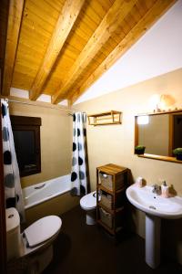un bagno con lavandino, WC e vasca di La Portilla de Gredos. Casa rural a Hoyos del Espino