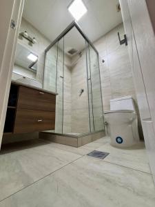 a bathroom with a toilet and a glass shower at Confortable y lindo Departamento en la mejor Zona in La Paz