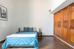 Ένα ή περισσότερα κρεβάτια σε δωμάτιο στο Casa en el Corazón del Centro Histórico| 907+ Est
