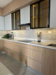 a kitchen with wooden cabinets and a counter top at Casa Residencial Coral in San Carlos