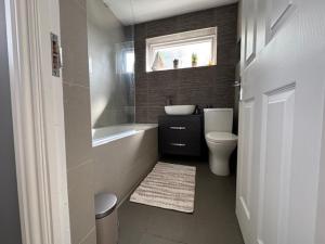 Ένα μπάνιο στο 3 bedroom home in Horsham, West Sussex, with Free Parking +11 φωτογραφίες