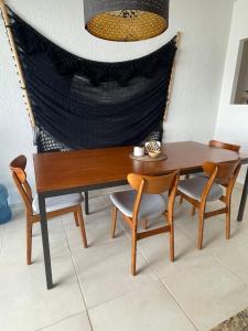 un tavolo e sedie in legno con tavolo e panca di Almazara a Playa del Carmen Altre 3 foto