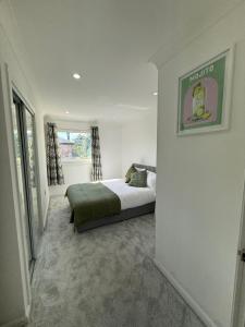 a bedroom with a bed in the corner of a room at Luxurious 2 bedroom, 8 mins from city centre in Glasgow