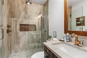 un baño con lavabo y ducha en Cabin Masterpiece on Private Lake 3 bedroom, en Pittsburg 25 fotos más