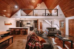 sala de estar amplia con sofá y cocina en Cabin Masterpiece on Private Lake 3 bedroom, en Pittsburg