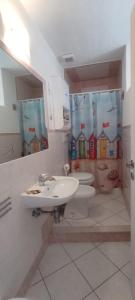 a bathroom with a sink and a toilet at La casina nel vicolo in Piombino
