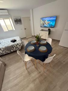 Televiisor ja/või meelelahutuskeskus majutusasutuses Ático Bf Jerez +1 foto