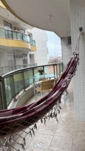 Lar da Beta Em Cabo Frio à 300m da Praia do Forte! في كابو فريو: أرجوحة معلقة من الجدار في مبنى +62 صورة