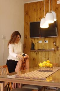 une femme debout à côté d'une table avec un sac dans l'établissement Vivienda de alquiler por dia completa en Junin, à Junín