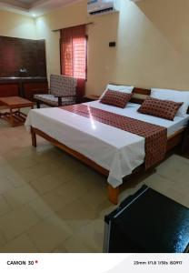 two beds sitting in a room with at Résidence BOOSOO SUD in Sédhiou