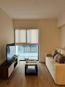 Μια τηλεόραση ή/και κέντρο ψυχαγωγίας στο Modern apartment in Lima