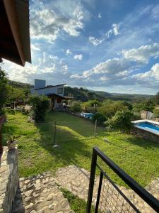 Blick auf ein Haus mit Garten und Pool in der Unterkunft Brisas Serranas in Villa Icho Cruz + 14 Fotos