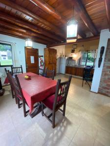 ein Esszimmer mit Tisch und Stühlen und eine Küche in der Unterkunft Brisas Serranas in Villa Icho Cruz