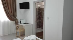 A television and/or entertainment centre at Brilliant Camere