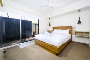 Un dormitorio con una cama y una ventana grande. en Broadbeach Canal Front Getaway with Pool & Jetty, en Gold Coast 33 fotos más