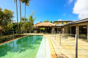 una imagen de una piscina en una casa en Broadbeach Canal Front Getaway with Pool & Jetty, en Gold Coast