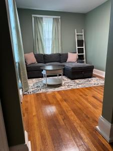 Afbeelding uit fotogalerij van Cozy cville spot in Charlottesville +3 foto's