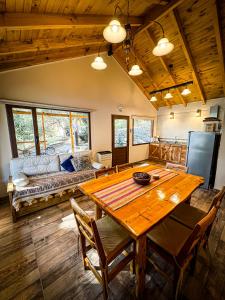 un salon avec une table en bois et un canapé dans l'établissement EL SUSURR0, à Villa Pehuenia