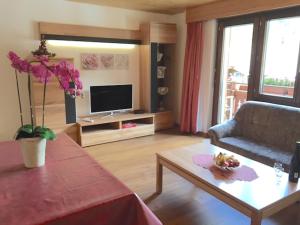 ein Wohnzimmer mit einem Sofa und einem Tisch in der Unterkunft Ferienhaus Perle in Saas-Grund