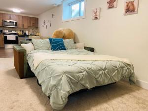 Nhà bếp/bếp nhỏ tại Modern Cozy Entire Guest Suite in Central Edmonton