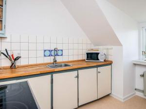 Η κουζίνα ή μικρή κουζίνα στο 6 person holiday home in Grenaa