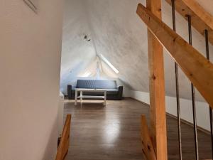 凯撒斯劳滕Sunshine的阁楼内的客厅配有蓝色沙发