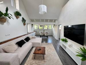 凯撒斯劳滕Sunshine的客厅里有一张沙发和一张桌子。 更多17张照片