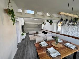 凯撒斯劳滕Sunshine的客厅里有一张桌子和一张沙发