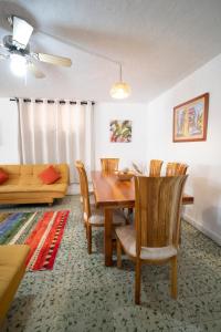 Un comedor con una mesa y sillas y un sofá. en Casa Caribe, excellent location in Bocagrande, en Cartagena de Indias