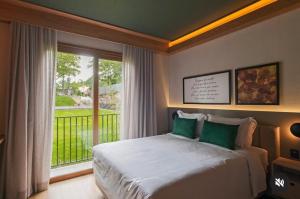 格拉玛多Locar in Gramado, Quarto em hotel, Natal-Luz, Quarto Bairro Planalto do Lago N, Aconchegante, frente para Lago N的一间带床和大窗户的卧室